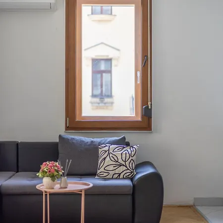 Deluxe Downtown W' Balcony In The Heart Of
