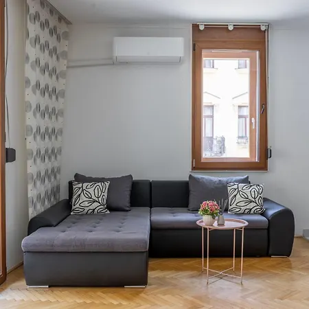 Deluxe Downtown W' Balcony In The Heart Of